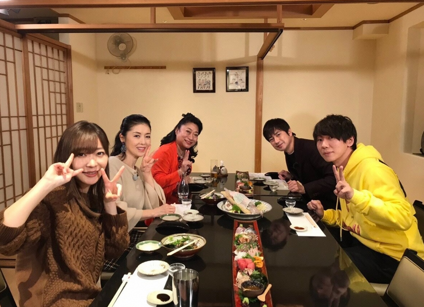 「指原・羽鳥・古市の博多贅沢ツアー」の参加者たち。(c)日本テレビ