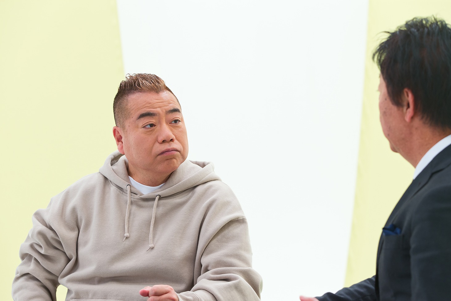 左から出川哲朗、桜田和之社長。