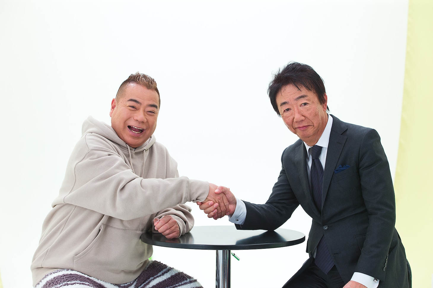 左から出川哲朗、桜田和之社長。