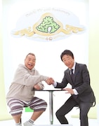 左から出川哲朗、桜田和之社長。