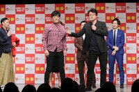 「胸ポケット奪い」を披露するガリットチュウ。