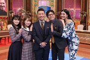 （左から）大園桃子、秋元真夏、くりぃむしちゅー上田、浜ロン、アンミカ。(c)中京テレビ