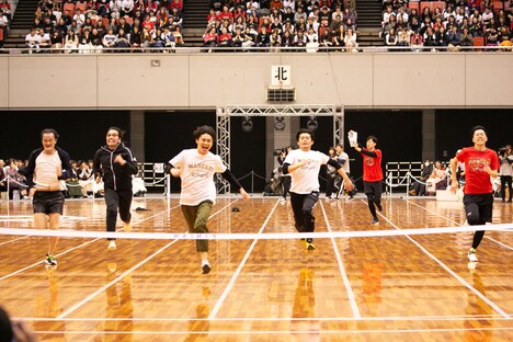 激走する芸人たち。