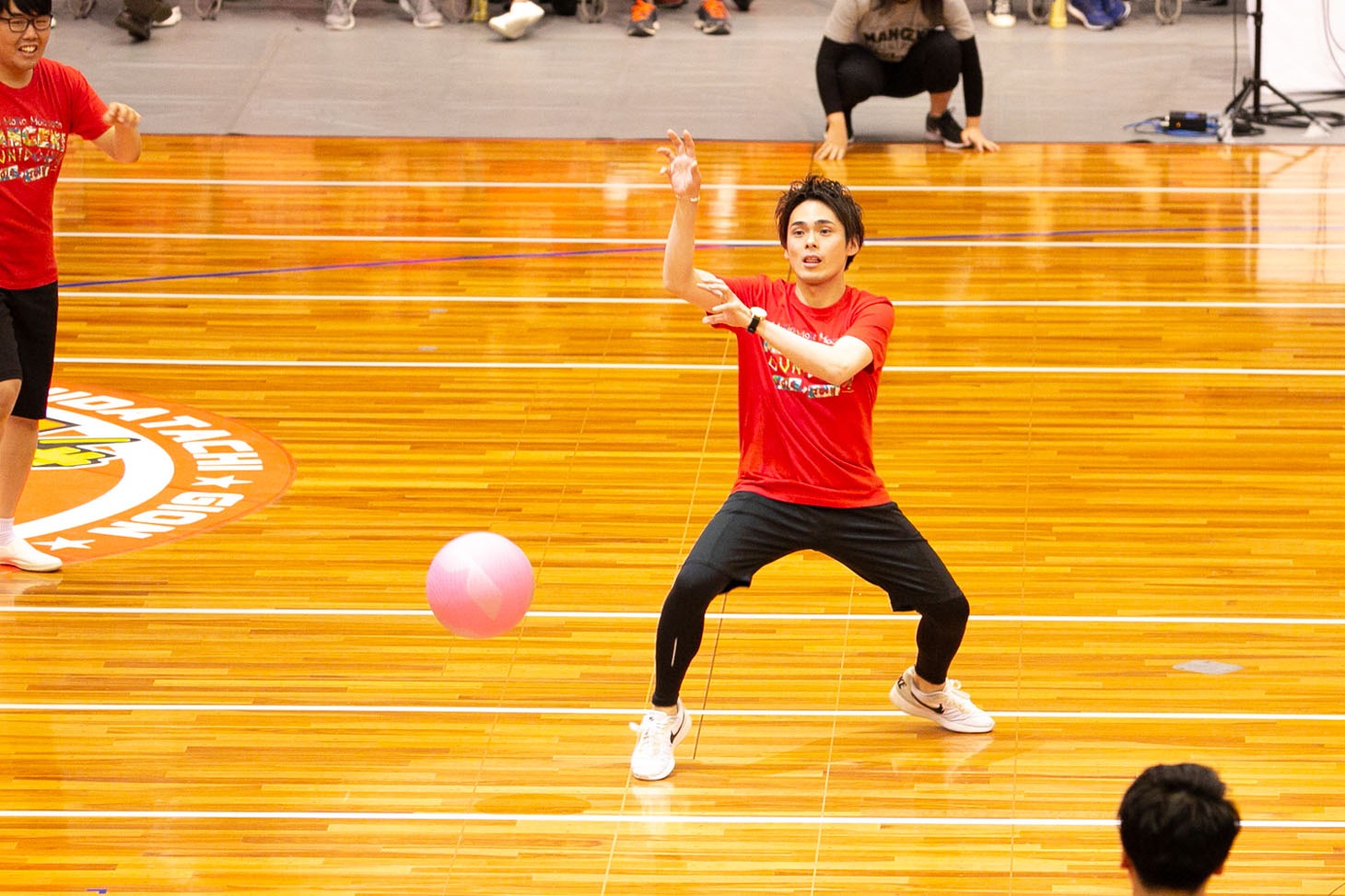 「マンゲキ大運動会inエディオンアリーナ」の様子。