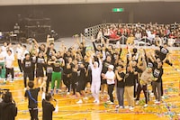 「マンゲキ大運動会inエディオンアリーナ」で勝利した黒チーム。