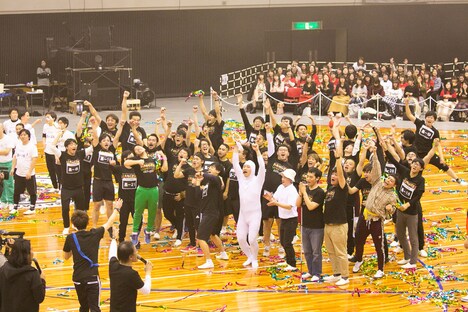 「マンゲキ大運動会inエディオンアリーナ」で勝利した黒チーム。