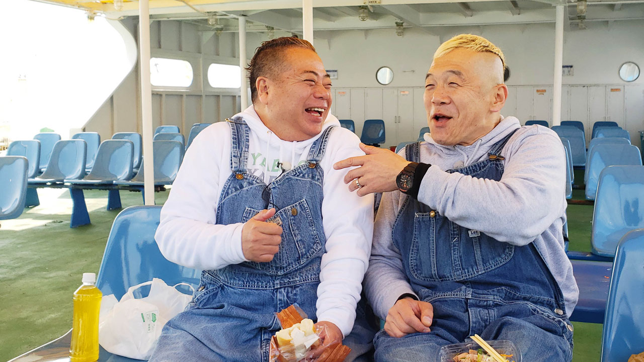 出川哲朗（左）とキャイ～ン・ウド鈴木（右）。(c)テレビ東京