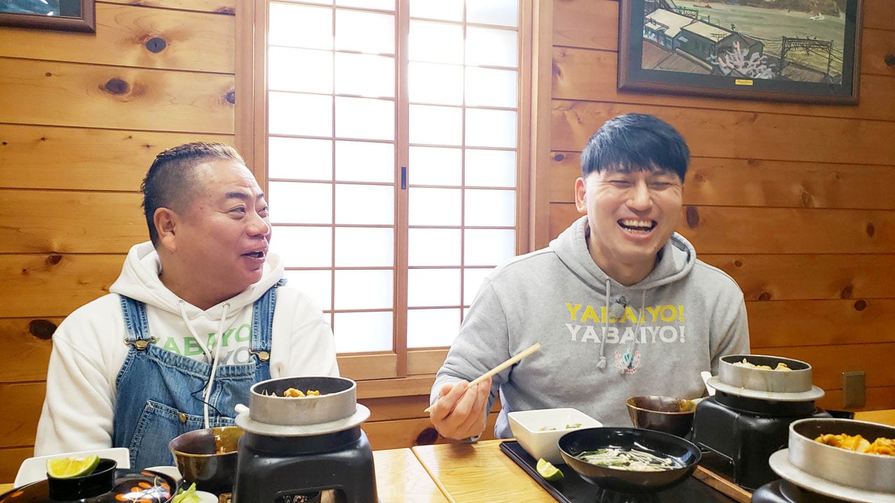 出川哲朗（左）とオードリー春日（右）。(c)テレビ東京