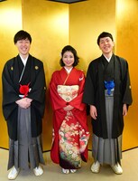 左から吉田たち・こうへい、井上安世、吉田たち・ゆうへい。