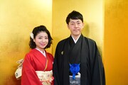 結婚を発表した井上安世（左）と吉田たち・ゆうへい（右）。