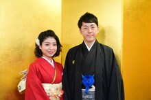 結婚を発表した井上安世（左）と吉田たち・ゆうへい（右）。