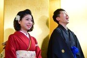 井上安世（左）と吉田たち・ゆうへい（右）。