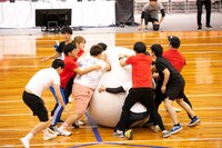 「マンゲキ大運動会inエディオンアリーナ」の様子。