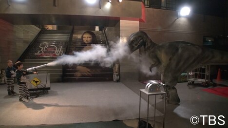 2700ツネの双子の息子（左）が恐竜に立ち向かうワンシーン。