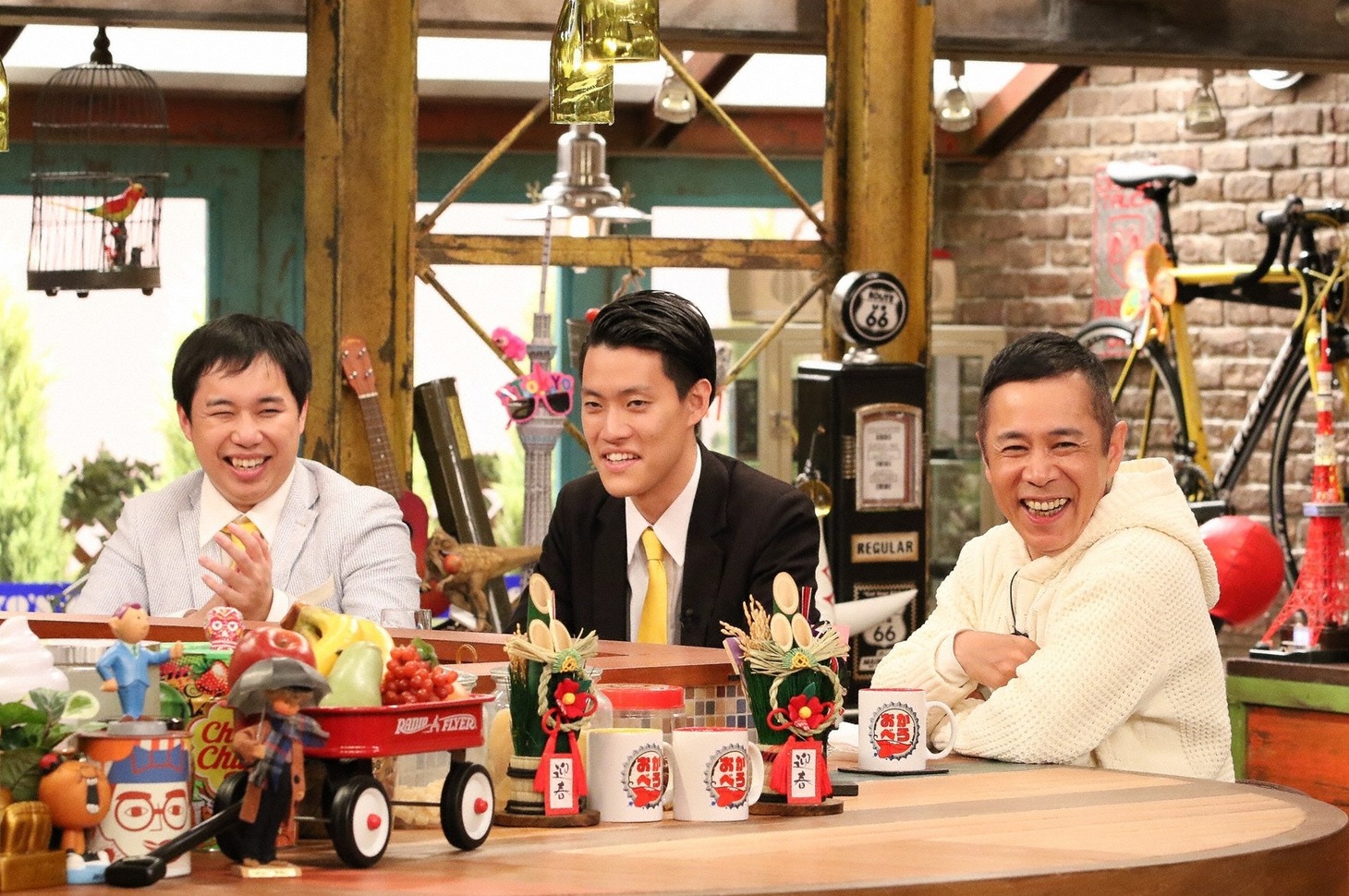 「おかべろ」に出演する（左から）霜降り明星、ナインティナイン岡村。(c)関西テレビ