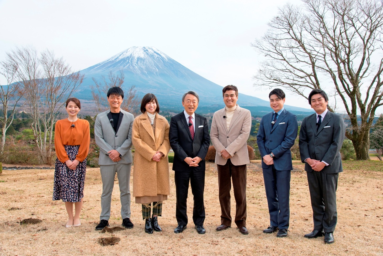 「池上彰と学ぶ なるほど！富士山7つの秘密」に出演する平成ノブシコブシ（右端）ら。(c)静岡朝日テレビ