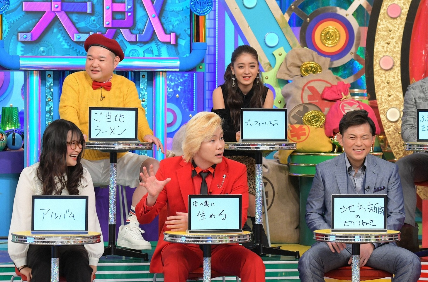 メイプル超合金カズレーザー（中央）ら出演者たち。(c)TBS