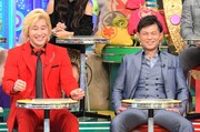 （左から）メイプル超合金カズレーザー、的場浩司。(c)TBS
