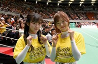 競技アシスタントを務める（左から）川上千尋、谷川愛梨。(c)読売テレビ