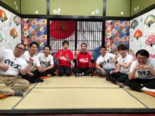 やさしいズ（中央2人）と、“くやしいズ”Tシャツを着用したネルソンズ（左3人）とジェラードン（右3人）。(c)テレビ東京