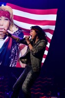 「清水ミチコ・森山良子 初夢フェス in 武道館 ～ライブでアラモード～」の様子。