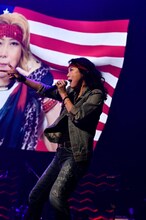 「清水ミチコ・森山良子 初夢フェス in 武道館 ～ライブでアラモード～」の様子。