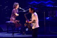 「清水ミチコ・森山良子 初夢フェス in 武道館 ～ライブでアラモード～」の様子。