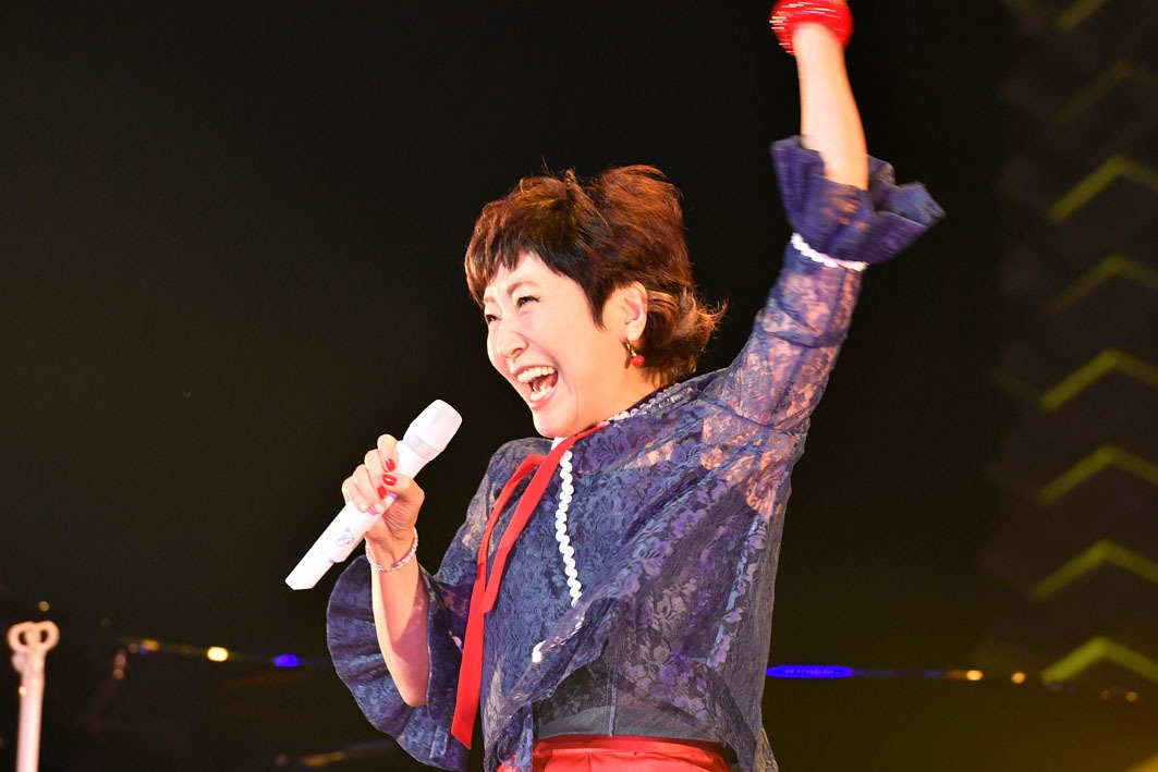 「清水ミチコ・森山良子 初夢フェス in 武道館 ～ライブでアラモード～」の様子。