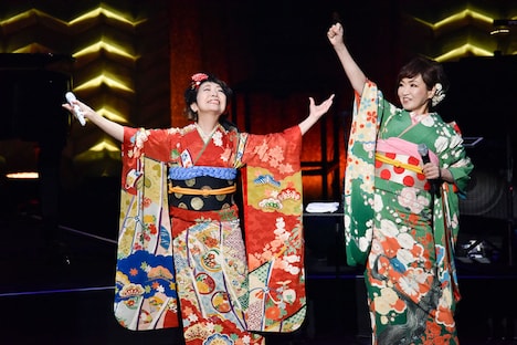 森山良子（左）と清水ミチコ（右）。