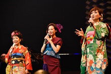 左から森山良子、一青窈、清水ミチコ。