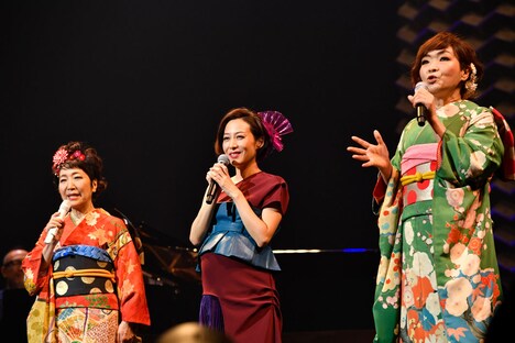 左から森山良子、一青窈、清水ミチコ。