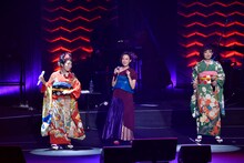 「清水ミチコ・森山良子 初夢フェス in 武道館 ～ライブでアラモード～」の様子。