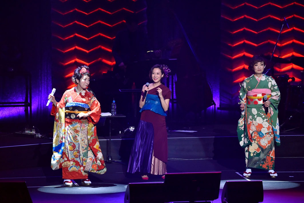 「清水ミチコ・森山良子 初夢フェス in 武道館 ～ライブでアラモード～」の様子。
