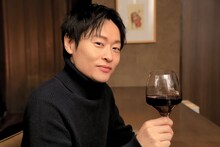 「steady.」2月号より、和牛・川西との妄想バーデートの様子。(c)宝島社（撮影：米玉利朋子[G.P.FLAG]）