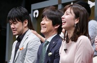 ネタを鑑賞する内村光良（中央）ら。