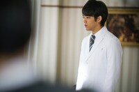 「神酒クリニックで乾杯を」第1話より。