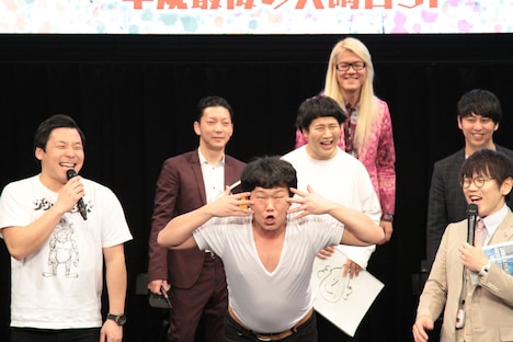 アピールする甘栗カンパニーのこっさん(中央)。