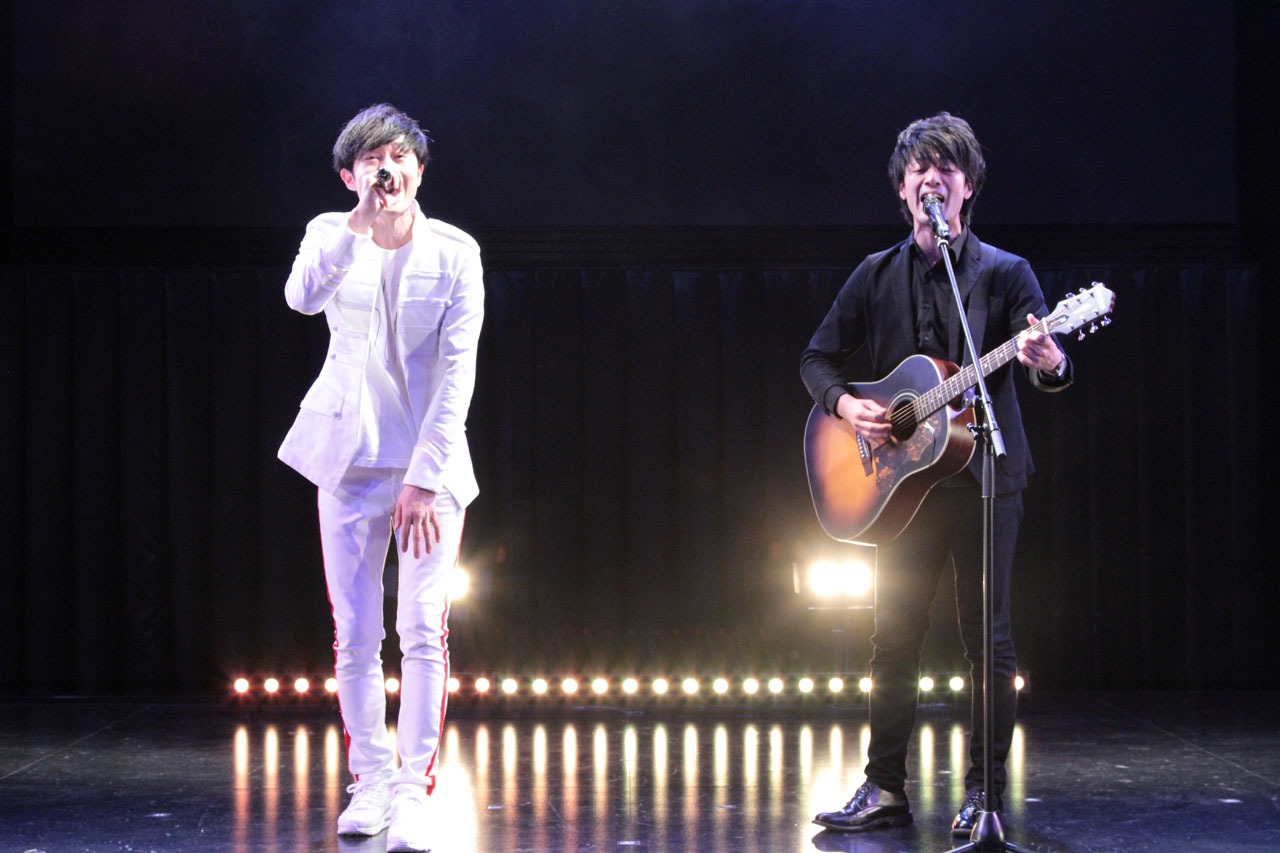 SALTY's塩村（左）とアイロンヘッド辻井（右）はくず「全てが僕の力になる！」を歌唱。