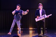 インディアンス木村(左)とラフレクランきょん(右)は「WOW WAR TO NIGHT ~時には起こせよムーヴメント~」を歌唱。