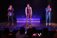 時給800円「たまには泣いてもいいですか？」を歌唱するダンビラムーチョ大原、レインボー池田、しゅんしゅんクリニックP（左から）。