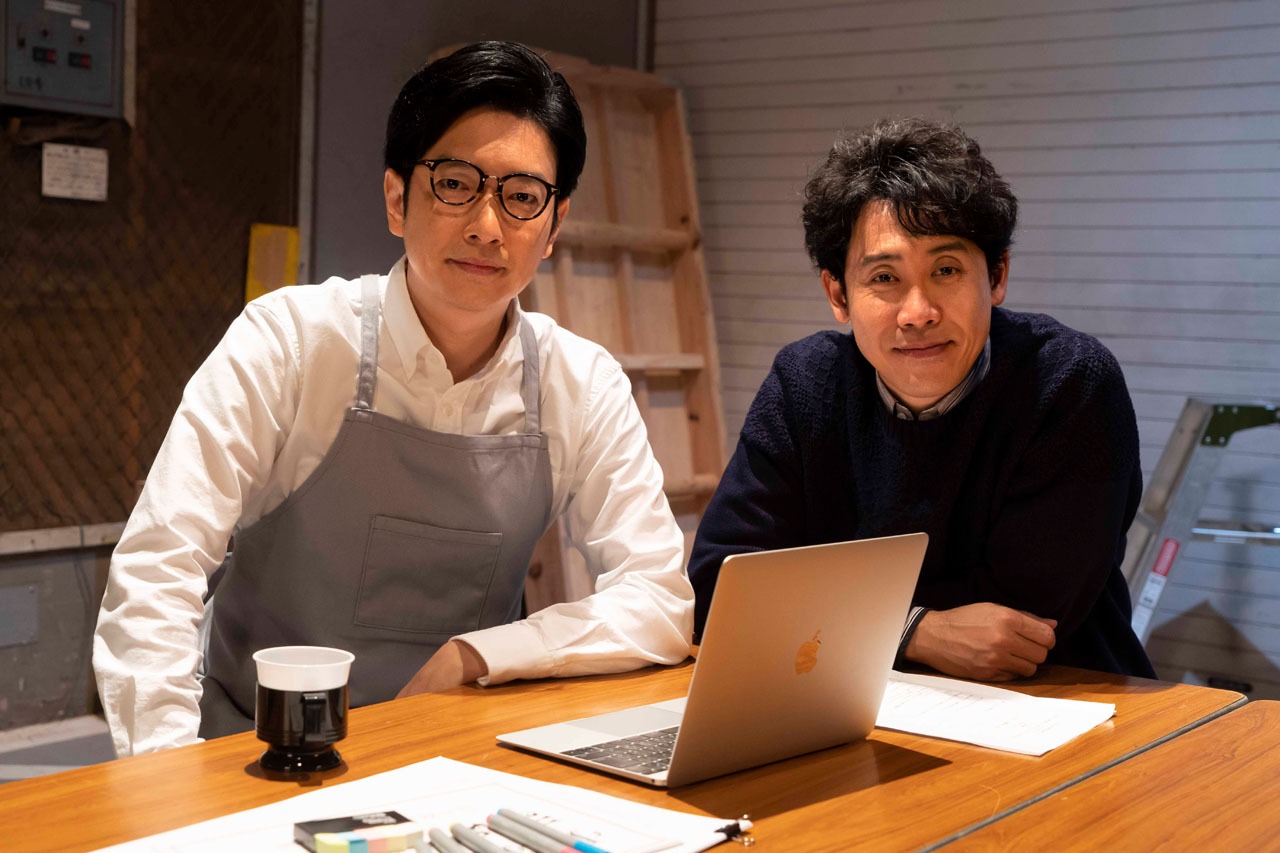 小林賢太郎（左）と大泉洋（右）。(c)NHK
