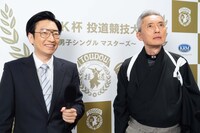 「投道」より、小林賢太郎（左）と松重豊（右）。(c)NHK