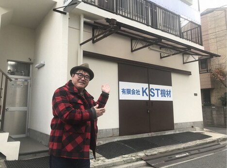 昔暮らしていたアパートを訪れるカンニング竹山。(c)テレビ東京