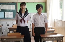 「名古屋行き最終列車2019」より。左から松井玲奈、鈴木福。(c)メ～テレ