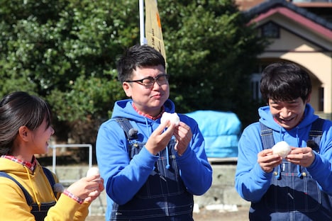 “シャリ”を味わう銀シャリら。(c)とちぎテレビ