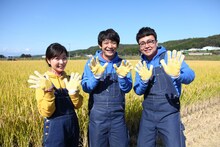 「銀シャリのシャリのおとも」に出演する銀シャリと元田芳アナウンサー（左）。(c)とちぎテレビ
