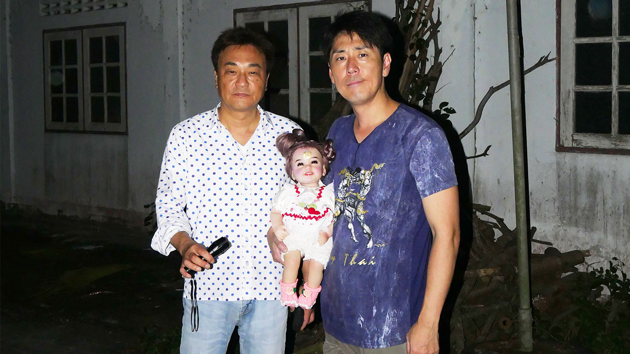 左から北野誠、オーケイ岡山。岡山が抱えているのは“神秘の人形”ルクテープ。