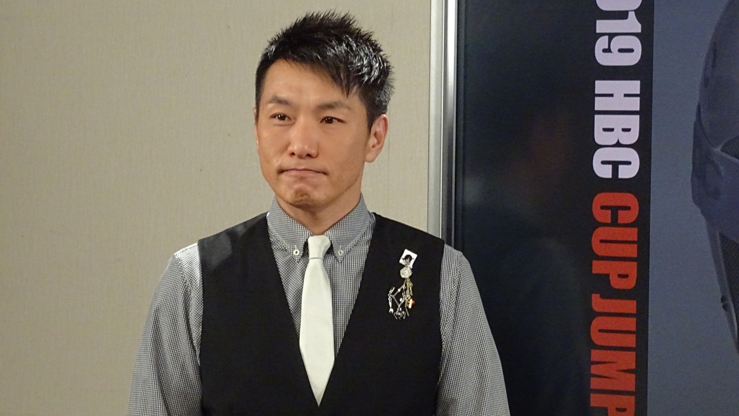 「2019HBCカップジャンプ」総合司会のますだおかだ増田。(c)HBC