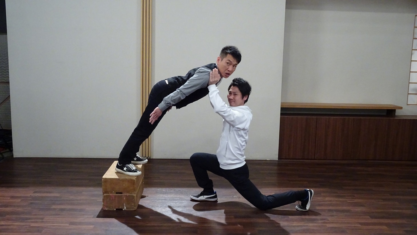 スキージャンプを疑似体験する、ますだおかだ増田。(c)HBC