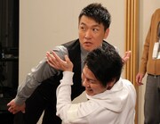 スキージャンプを疑似体験する、ますだおかだ増田（左）。(c)HBC